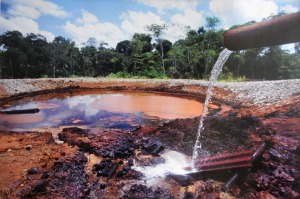 La petrolera Chevron legó a la selva ecuatoriana entre 1964 y 1992, un calamitoso panorama de muerte y deterioro ecológico por el cual debe pagar 19 mil millones, condena que pretende endosar al Estado mediante una campaña de desprestigio (Foto: Embajada del Ecuador) 